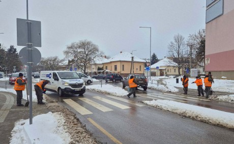 Folyamatos a hóeltakarítás és a síkosságmentesítés